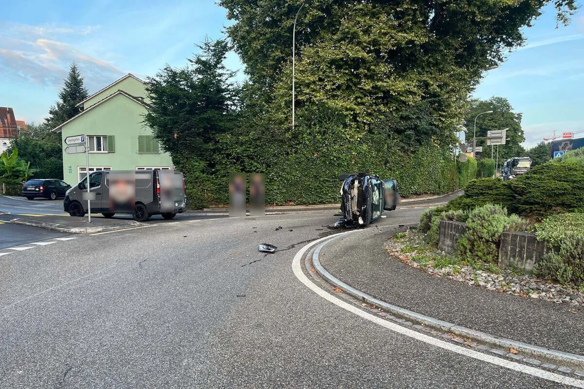 Goldach SG - Auto hebt bei Unfall ab 