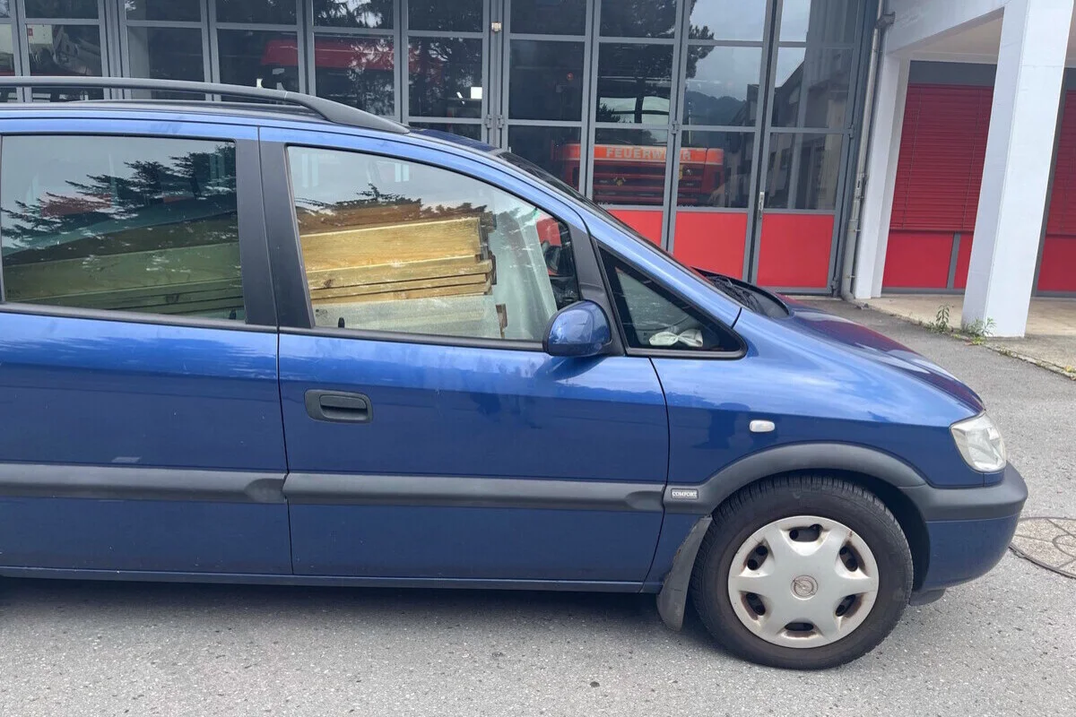 Heerbrugg SG - Holzbretter behindern die Sicht während der Fahrt 