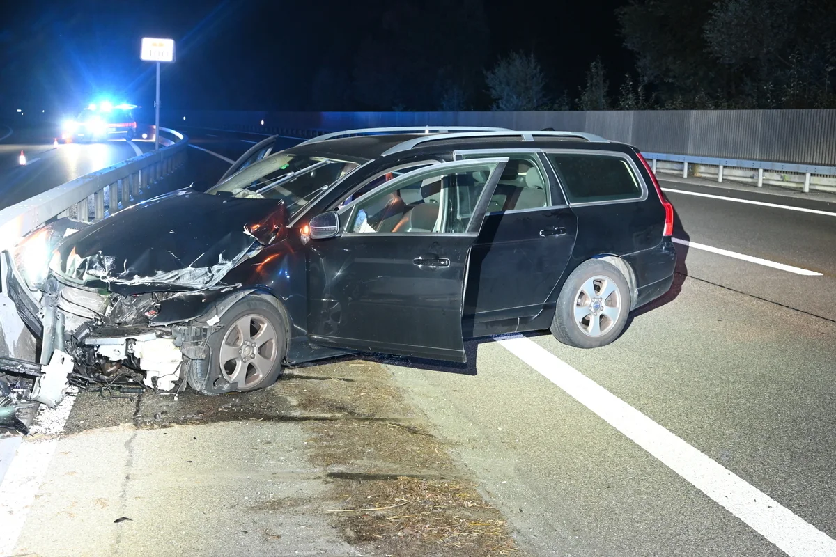 Rheineck SG/A1 - Frontal mit Mittelleitplanke kollidiert