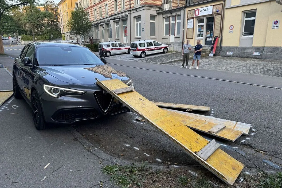 St.Gallen - Fahrunfähig Unfall verursacht - Verunfallter muss reanimiert werden 