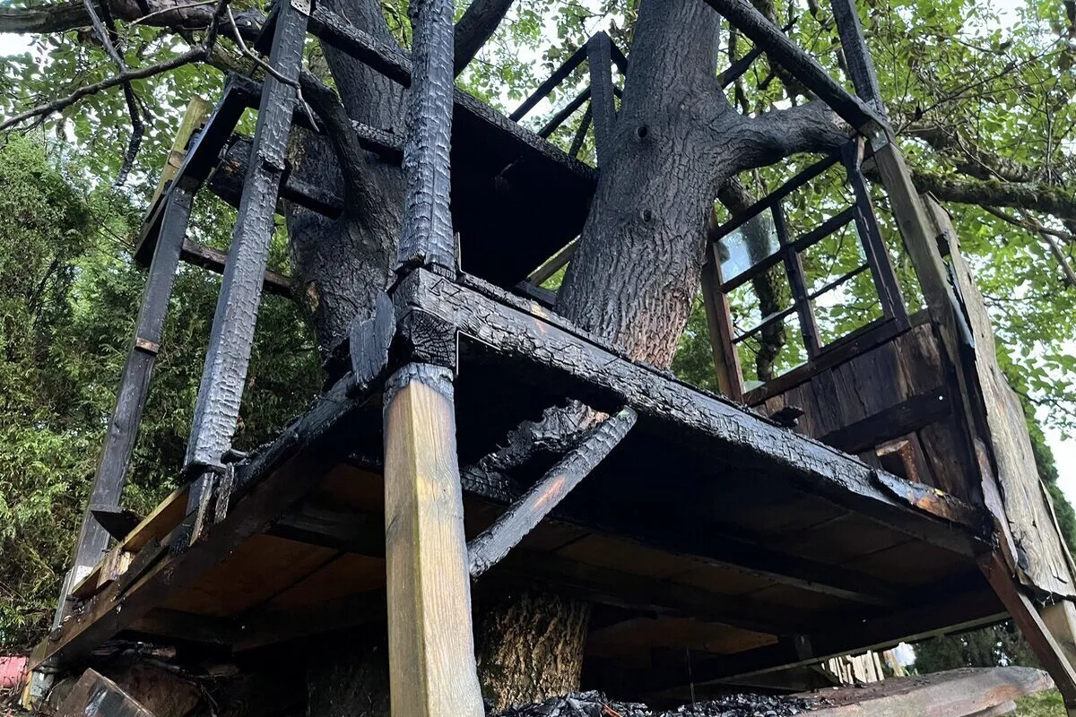 Goldingen SG - Brand in Baumhaus ausgebrochen 