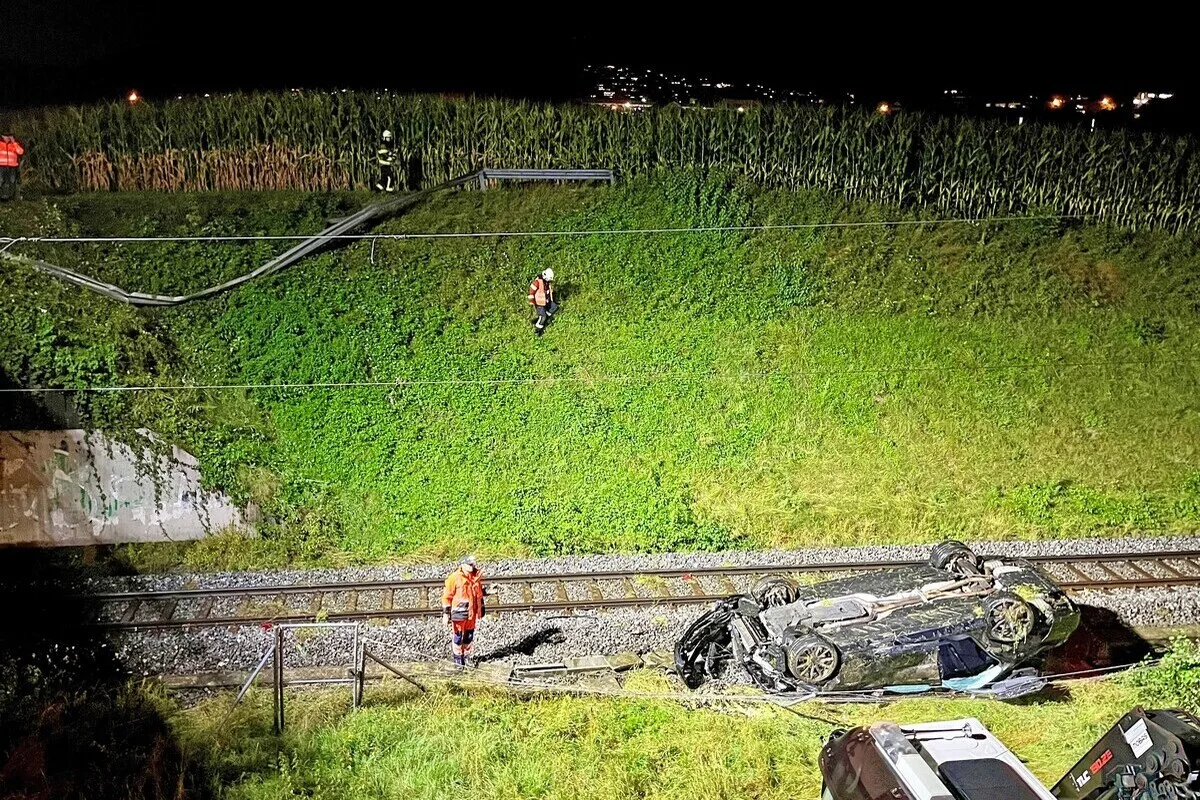 Sirnach TG - Auto stürzt bei Unfall acht Meter hinunter 