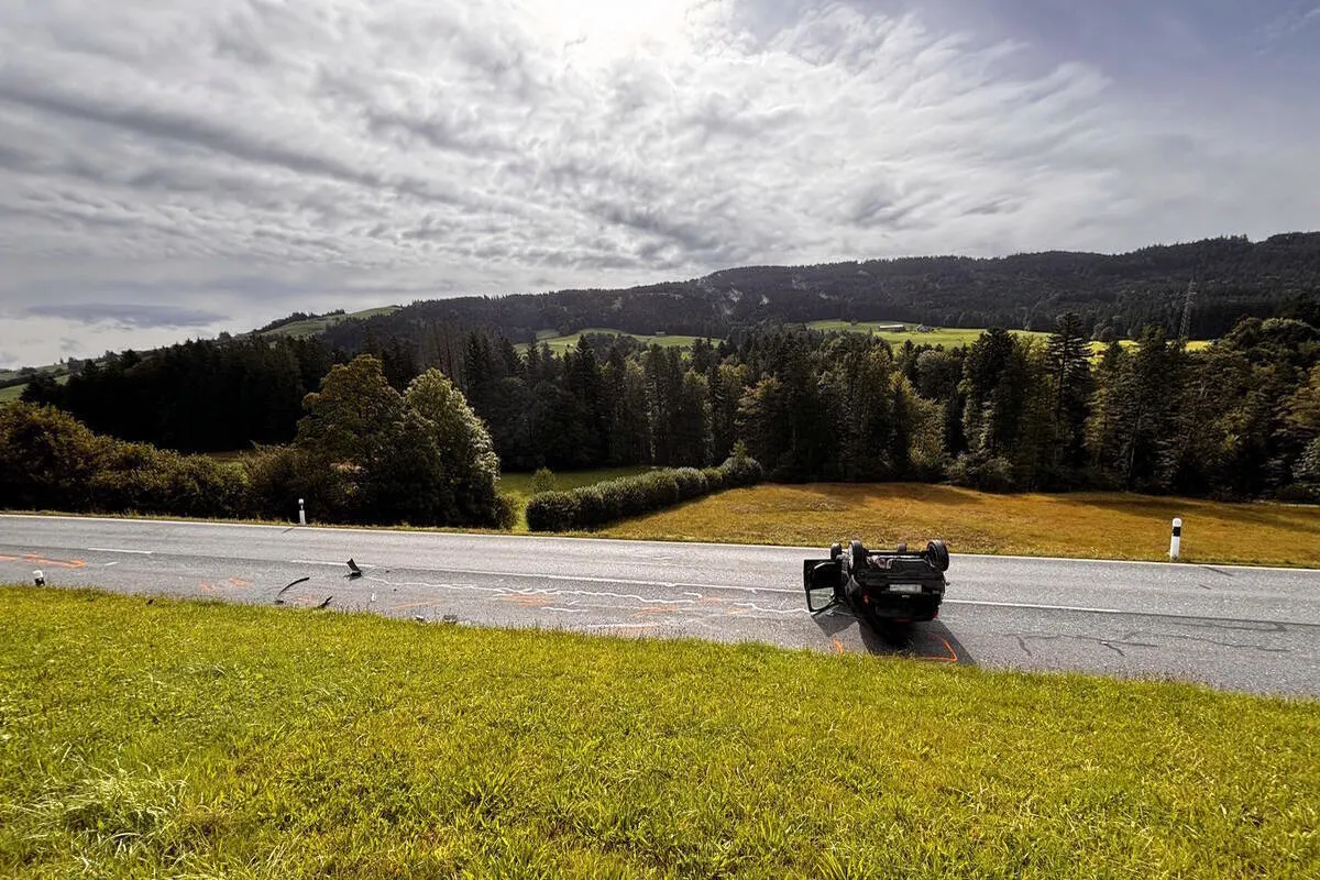 Ricken SG - Auto bleibt nach Unfall auf dem Dach liegen 