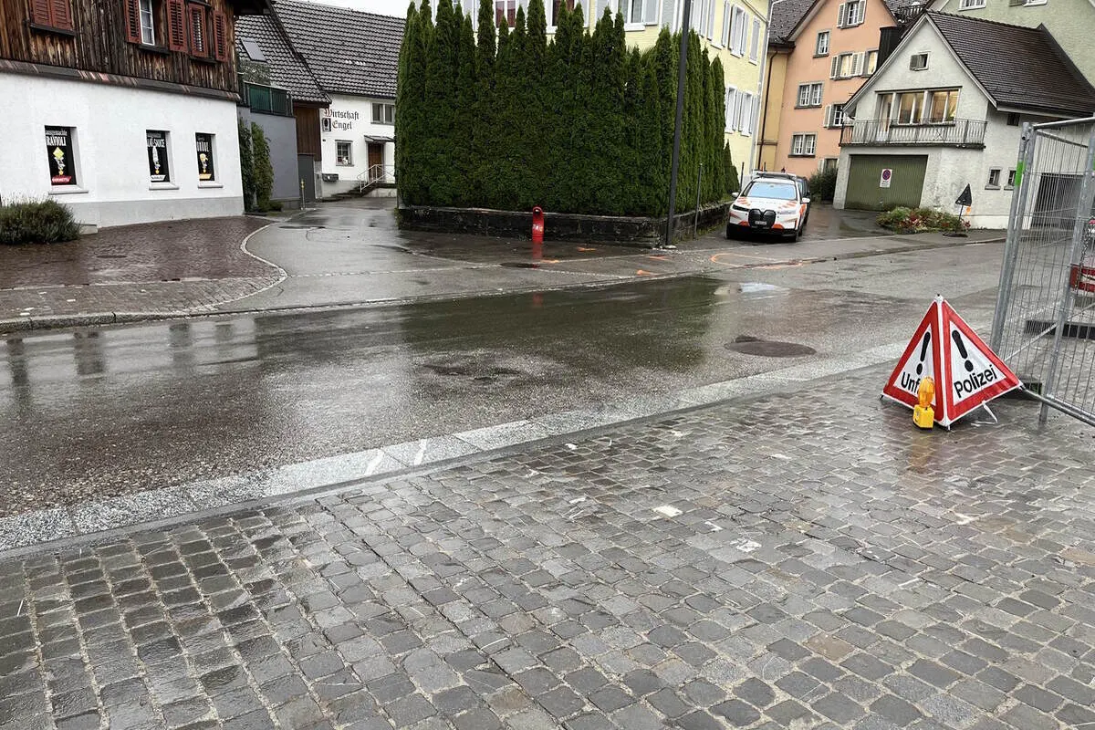 Thal SG - Kleinmotorrad bei Unfall von Auto mehrere Meter mitgeschleift