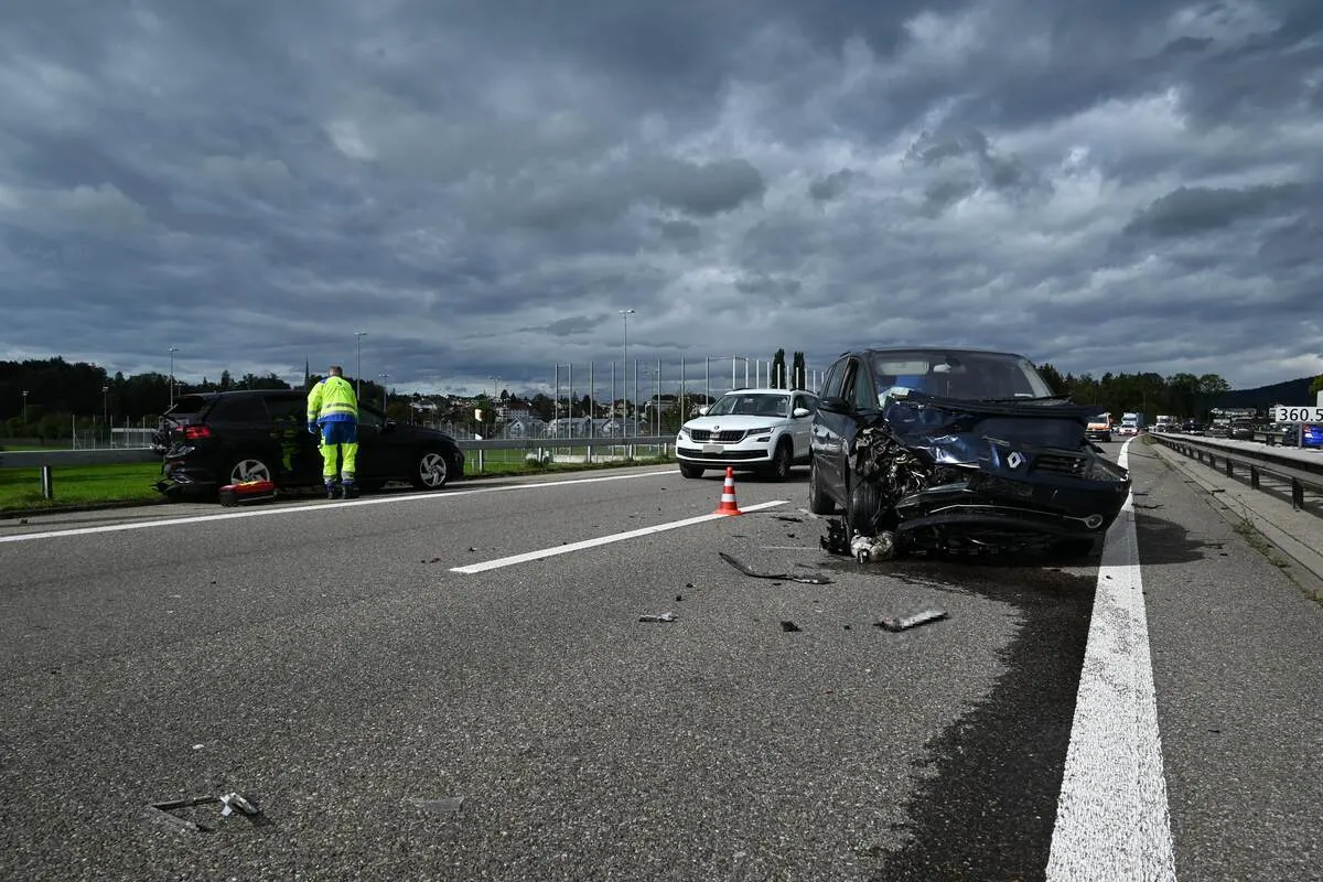 Henau SG /A1 - Auffahrkollision zwischen zwei Autos - Totalschaden