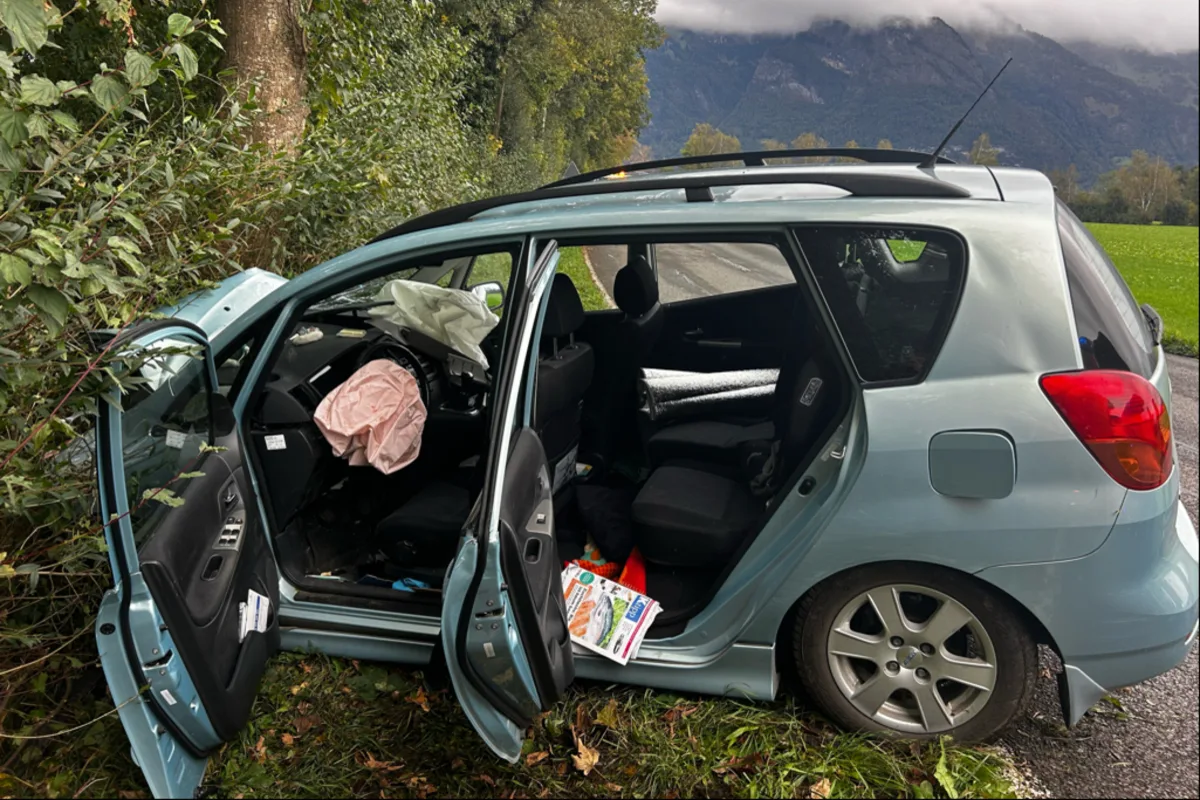 Ruggell FL - Heftig mit einem Baum kollidiert