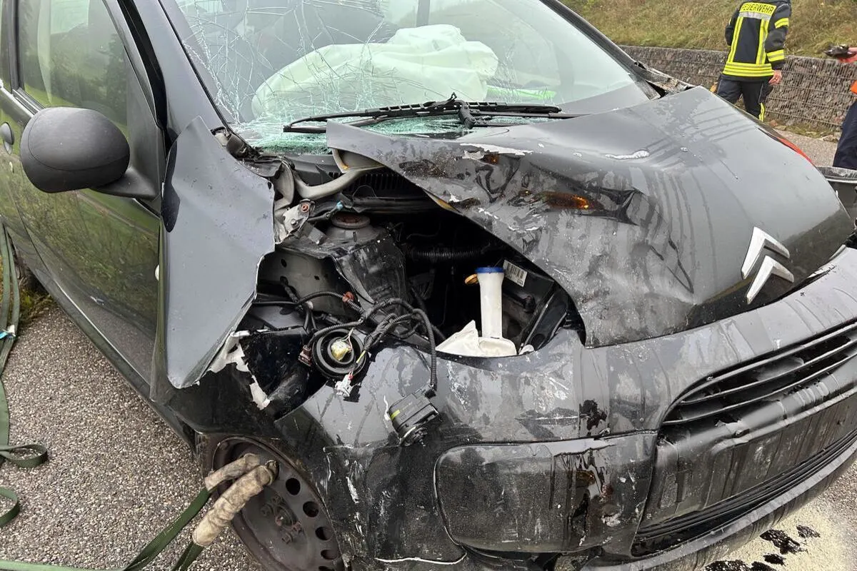 Zuzgen AG - Auto überschlägt sich bei Unfall 