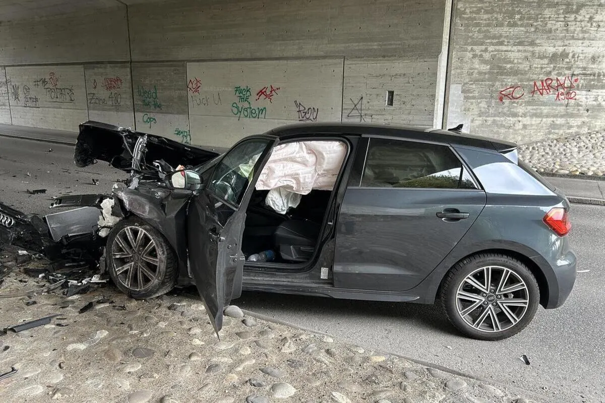 Buchs AG - Heftig gegen eine Betonwand geprallt