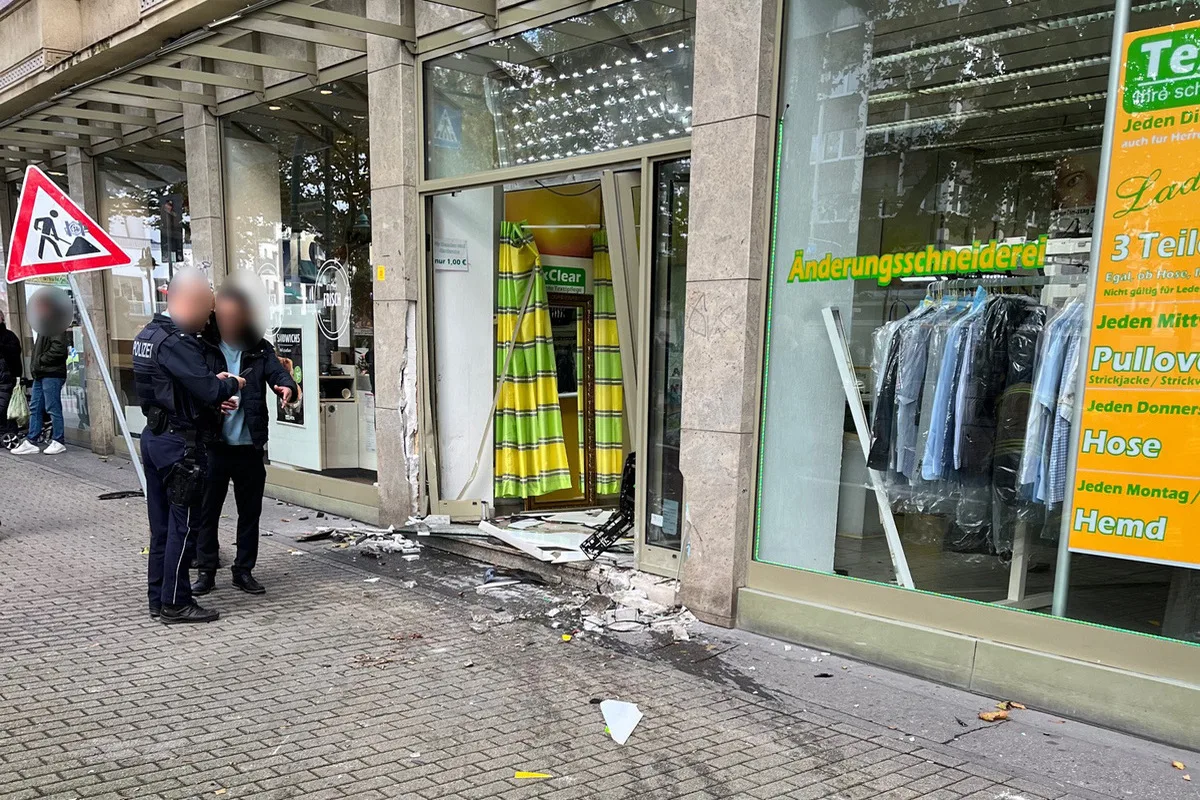 Altstadt - Audi fährt gegen BMW und Schaufensterscheibe