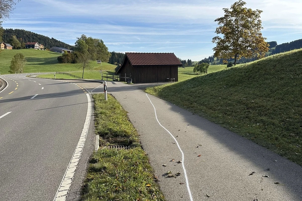 Teufen AR - Motorrad überschlägt sich bei Unfall