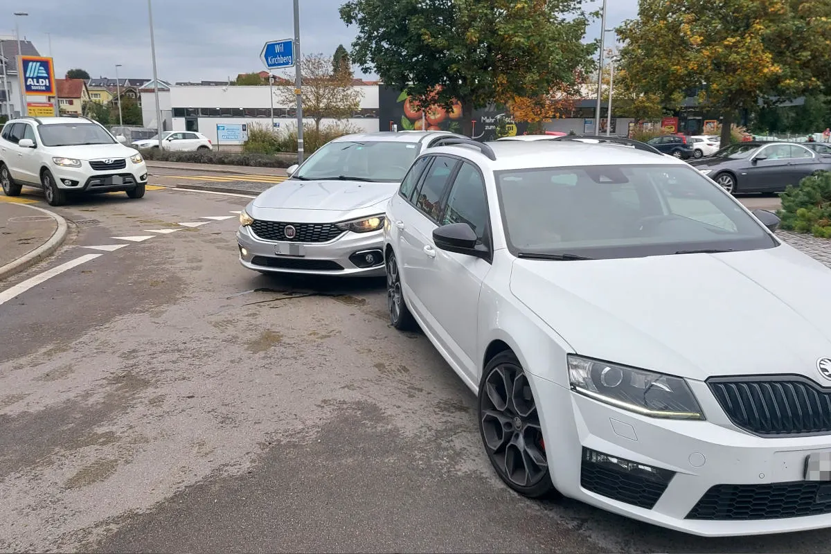 Bazenheid SG – Verkehrsunfall im Kreisel