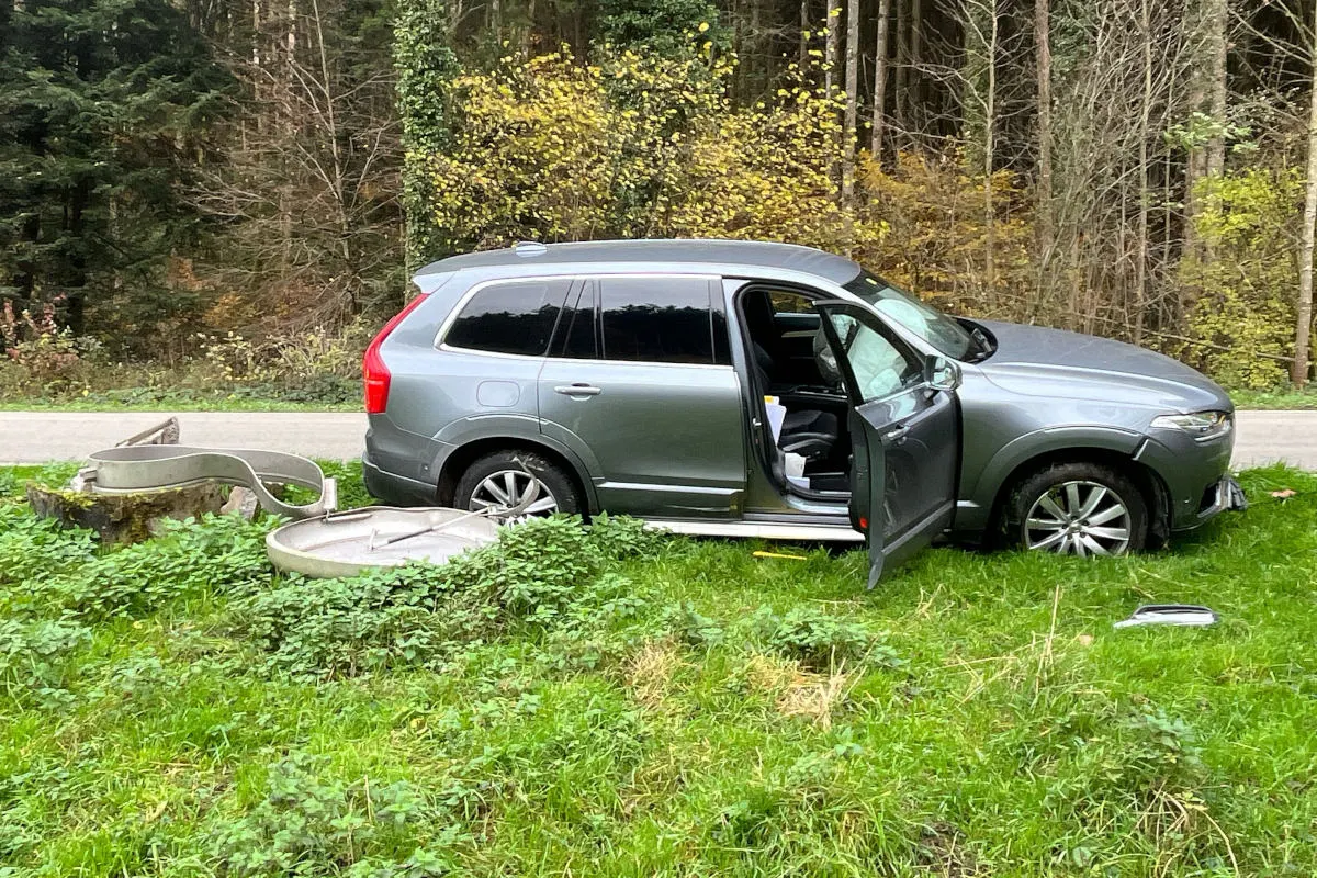 Lüterkofen SO – Auto ausgewichen und in Betonschacht geprallt