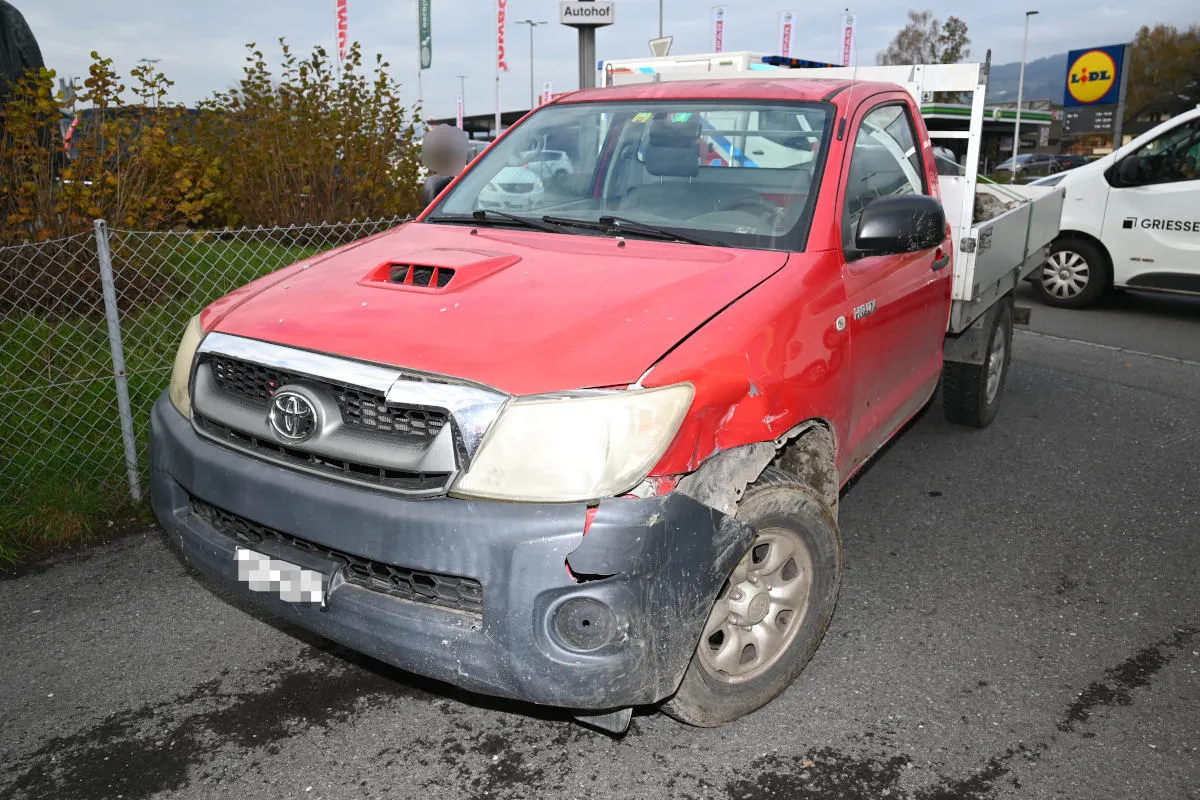 Schänis SG – Unfall zwischen Auto und Lieferwagen