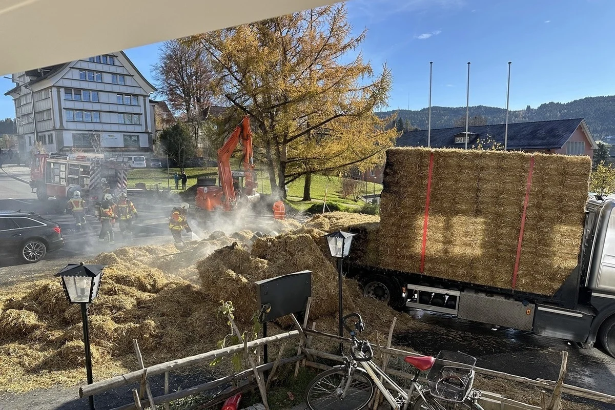 Gais AR – Strohballen während Fahrt in Brand geraten