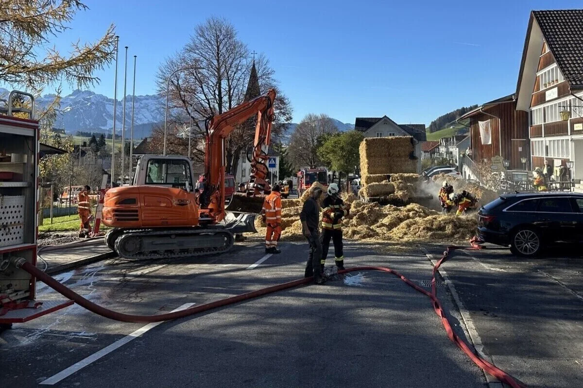 Gais AR – Strohballen während Fahrt in Brand geraten