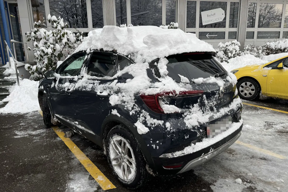St.Gallen – 12 Verkehrsteilnehmende wegen Schnee auf Fahrzeug angezeigt
