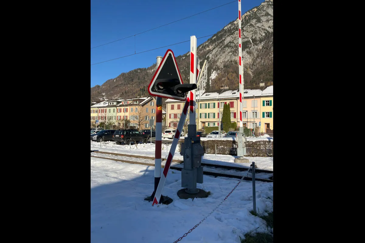 Ennenda GL – Autolenkerin rettet sich vor herannahendem Zug 