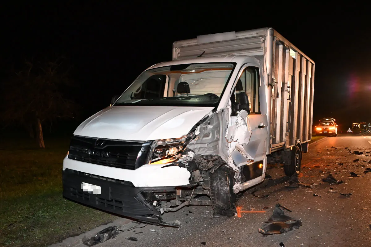 Flawil SG –  Auto kollidiert mit Lieferwagen