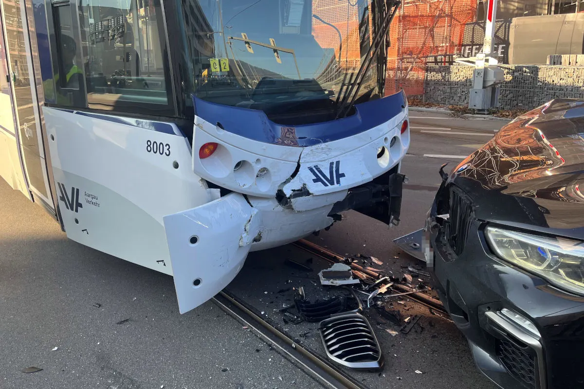 Spreitenbach AG – Autolenkerin kollidiert mit Limmattalbahn 