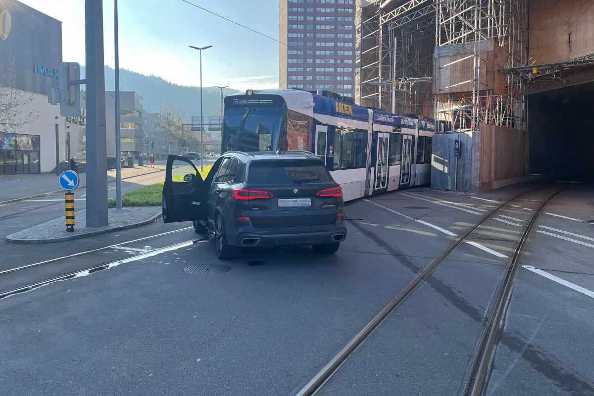 Spreitenbach AG – Autolenkerin kollidiert mit Limmattalbahn 