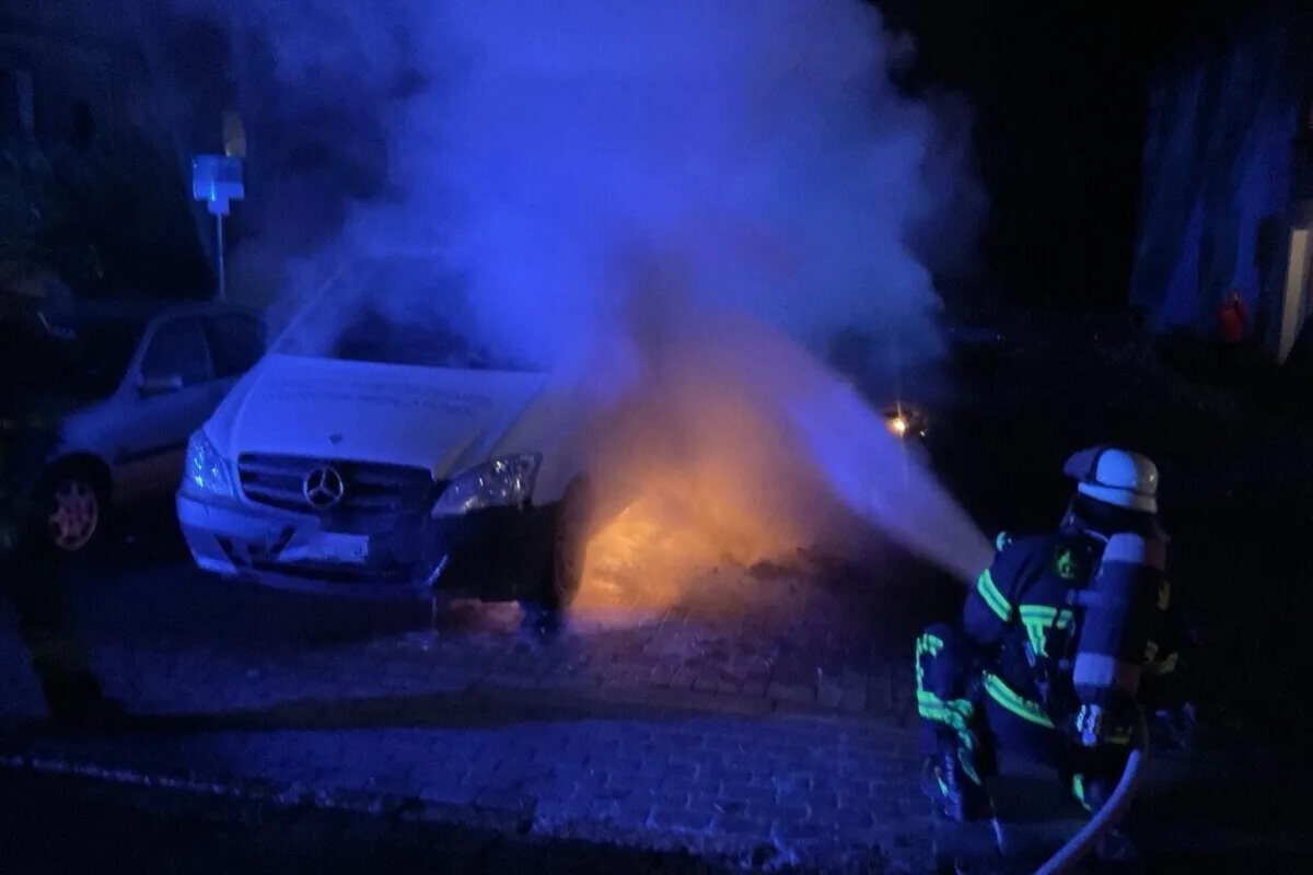 Hombruch – Transporter und Motorrad in Brand