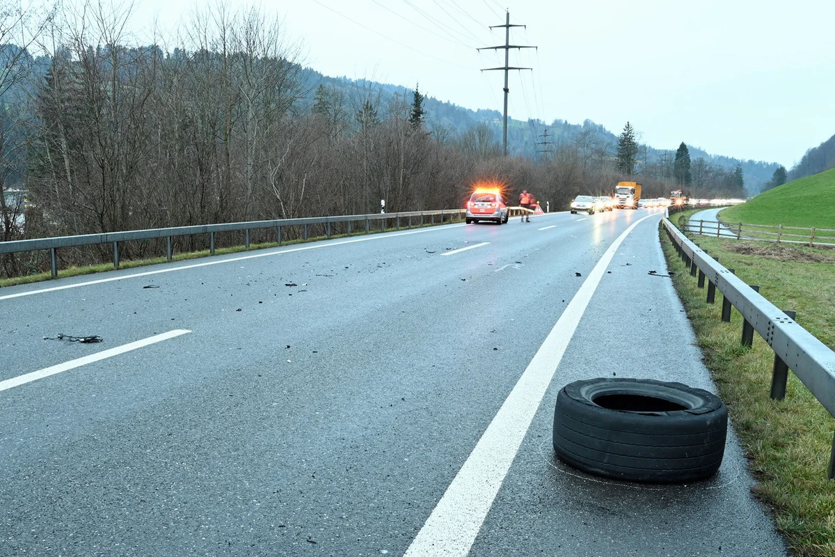 Kanton Luzern – Gegen Mauer geprallt - Reifen löst sich während der Fahrt