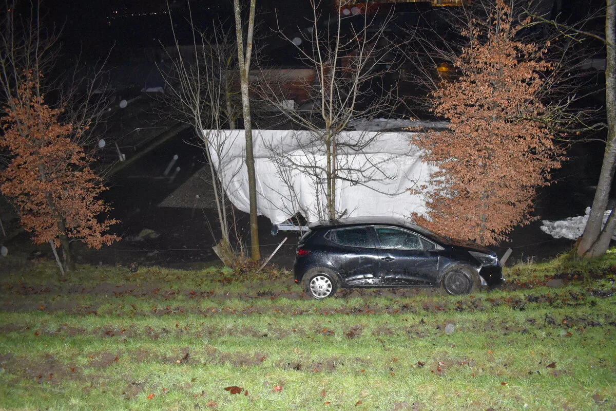 Unfall in Herisau AR – 18-jährige Autofahrerin schläft am Steuer ein