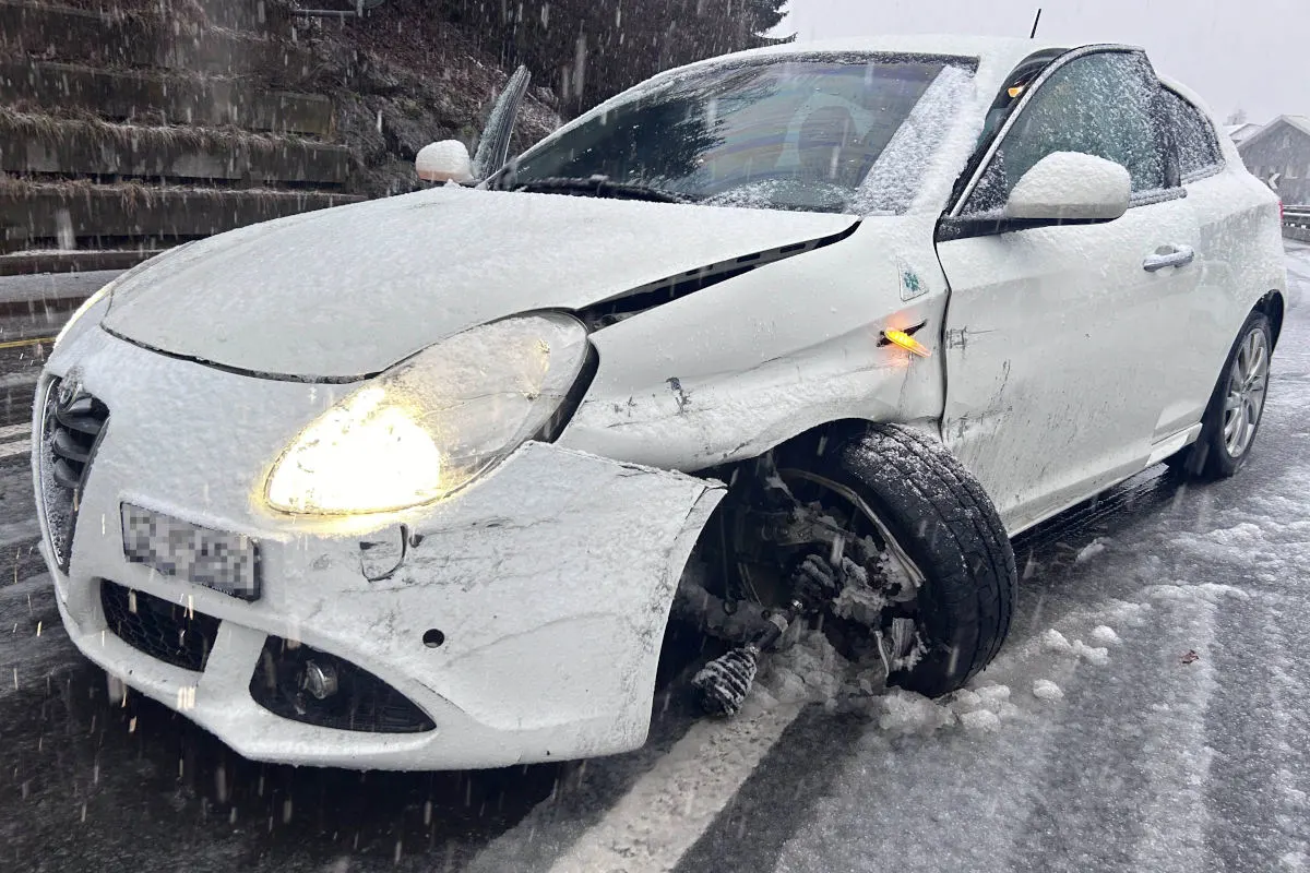 Kanton Schwyz – Zahlreiche Unfälle wegen schneebedeckten Strassen