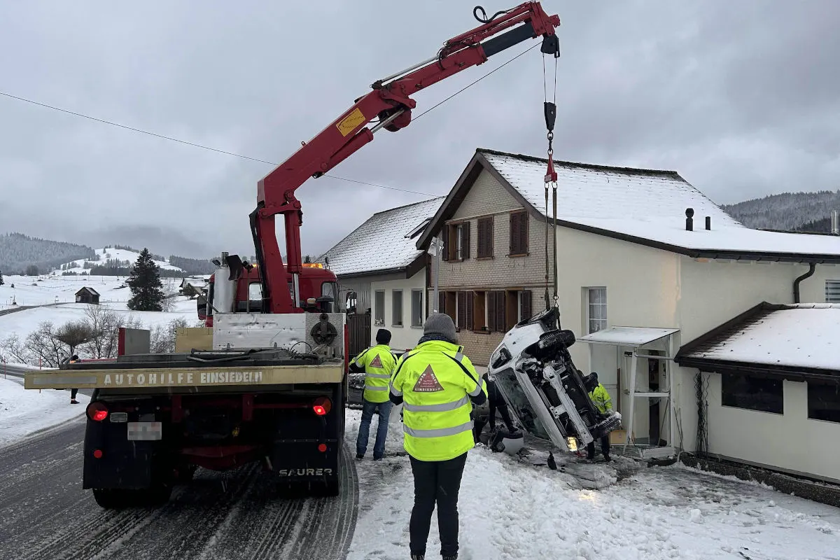 Kanton Schwyz – Zahlreiche Unfälle wegen schneebedeckten Strassen