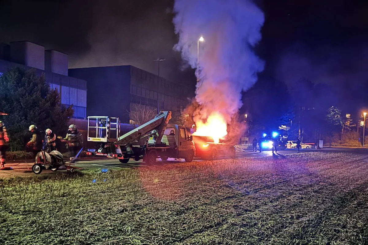Aesch BL – Parkiertes Auto in Vollbrand