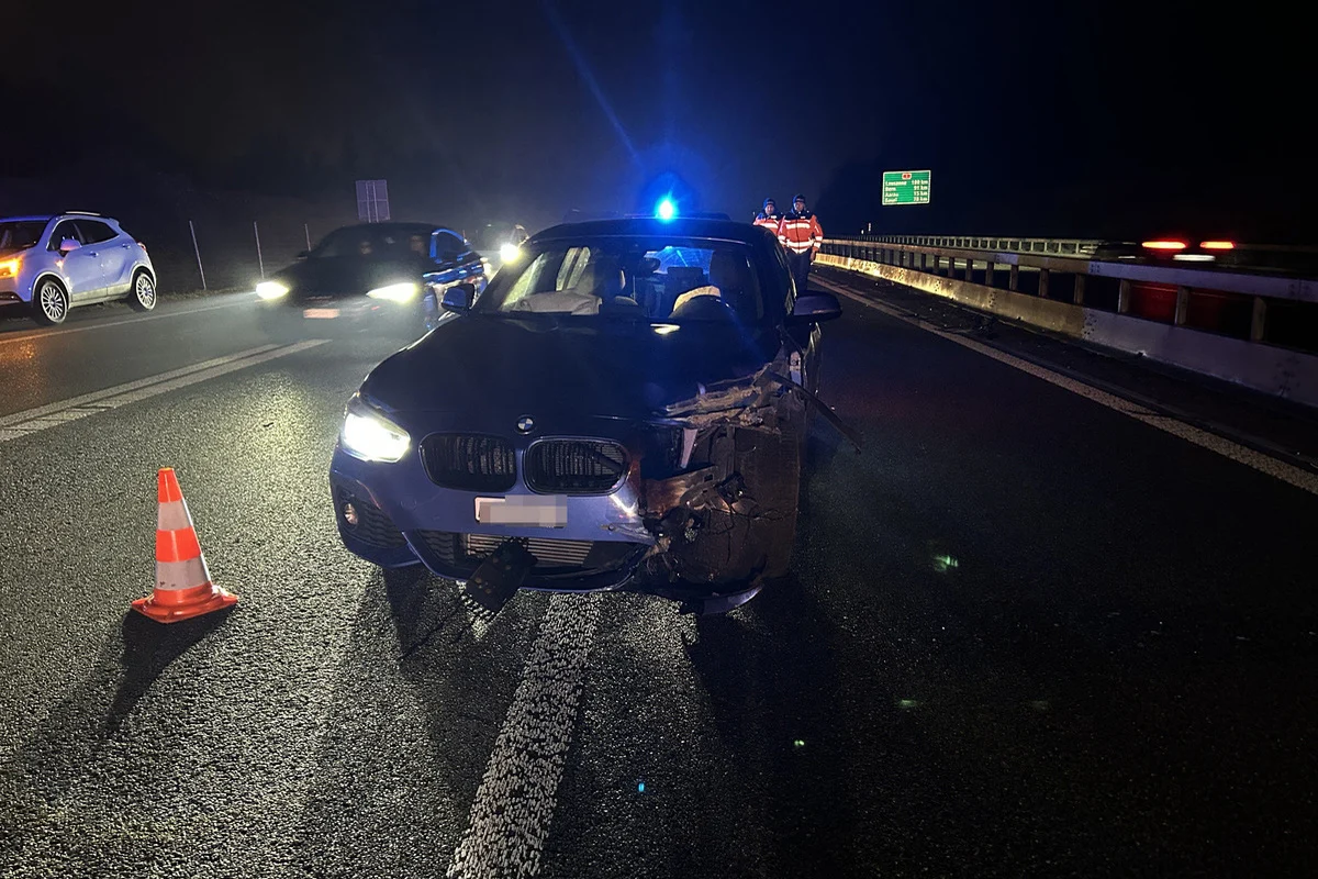 Brunegg/A1 AG – Heftig gegen die Mittelleitplanke geprallt