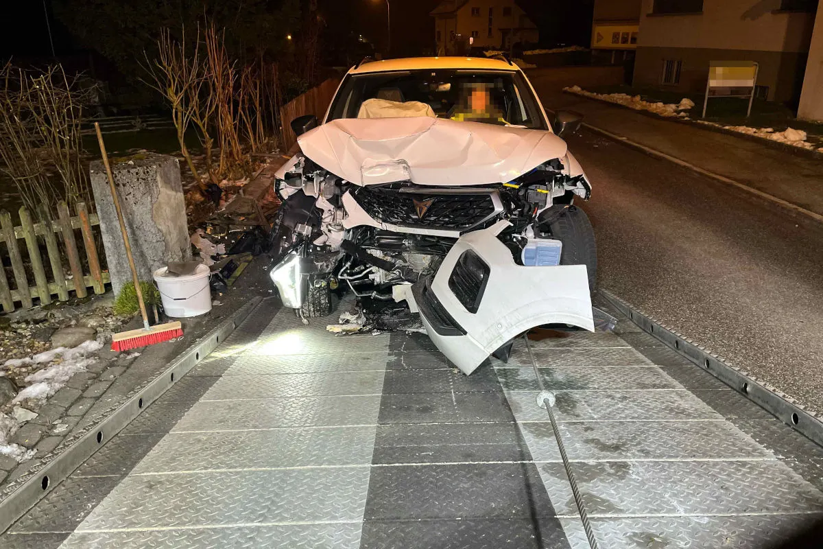 Fulenbach SO – Auto erleidet bei Selbstunfall Totalschaden
