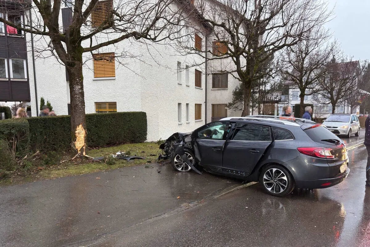 Schwarzenbach SG – Fahrunfähig gegen Baum geprallt