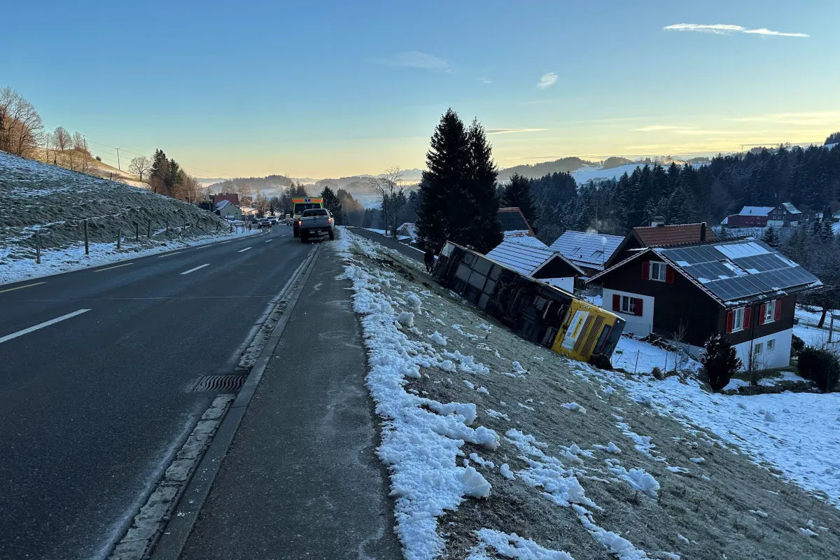 Grub AR – Postauto kippt über Wiesbord 