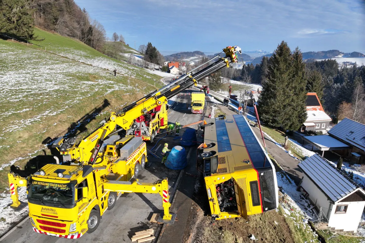 Grub AR – Postauto kippt über Wiesbord 