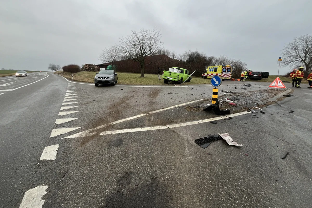 Zeiningen AG – Feuerwehr befreit Lenkerin nach Unfall aus Auto 