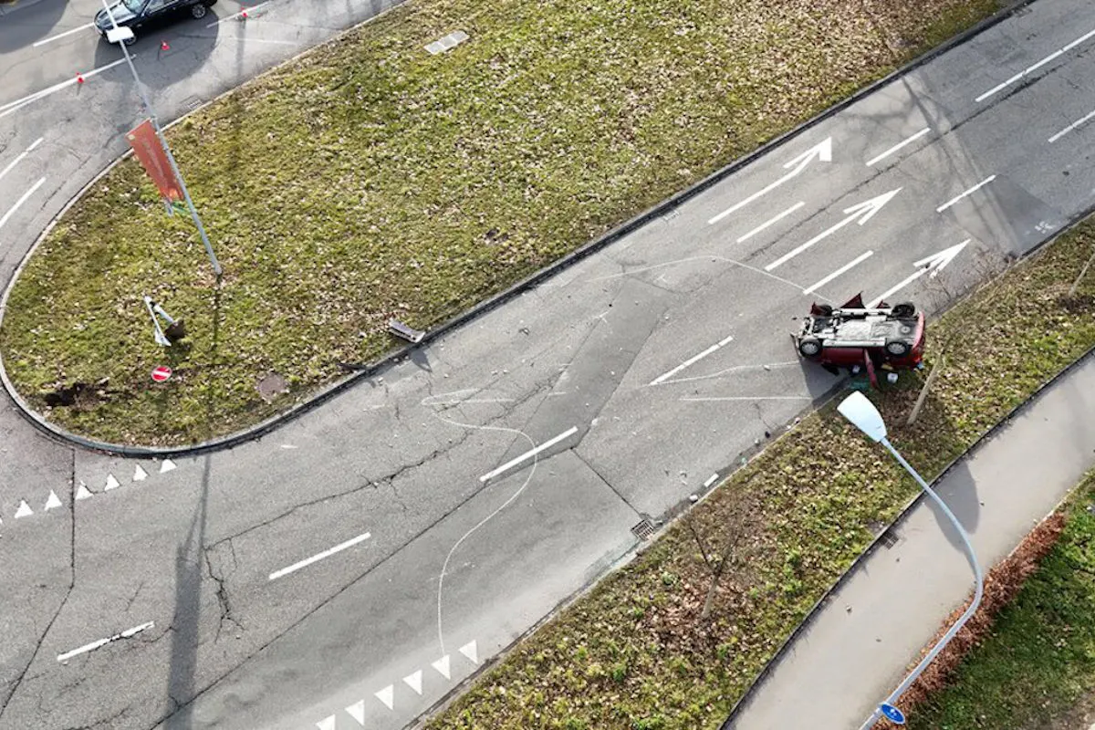 Zürich Kreis 12 – Autolenker überschlägt bei Selbstunfall 