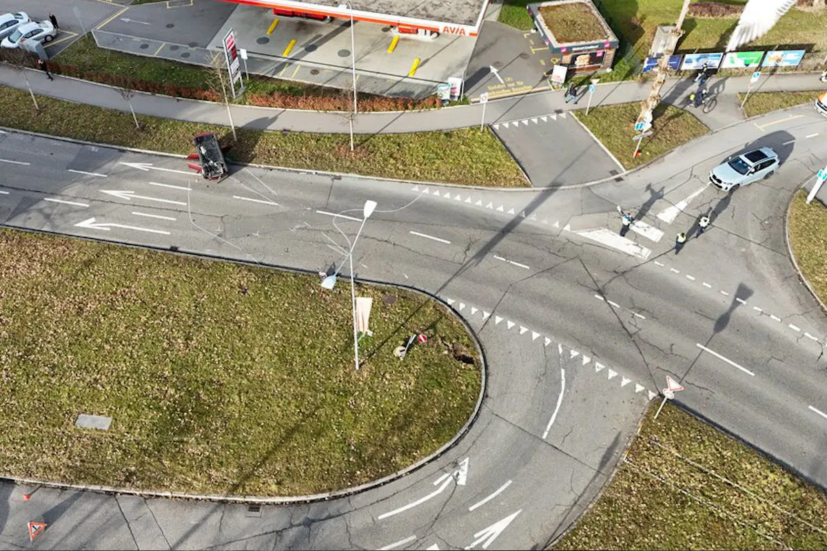 Zürich Kreis 12 – Autolenker überschlägt bei Selbstunfall 