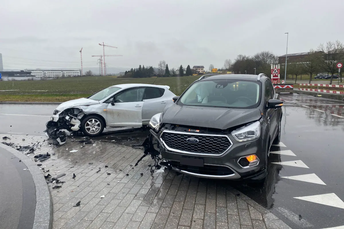 Kanton Zug  – Zwei Autounfälle mit Sachschadenfolge