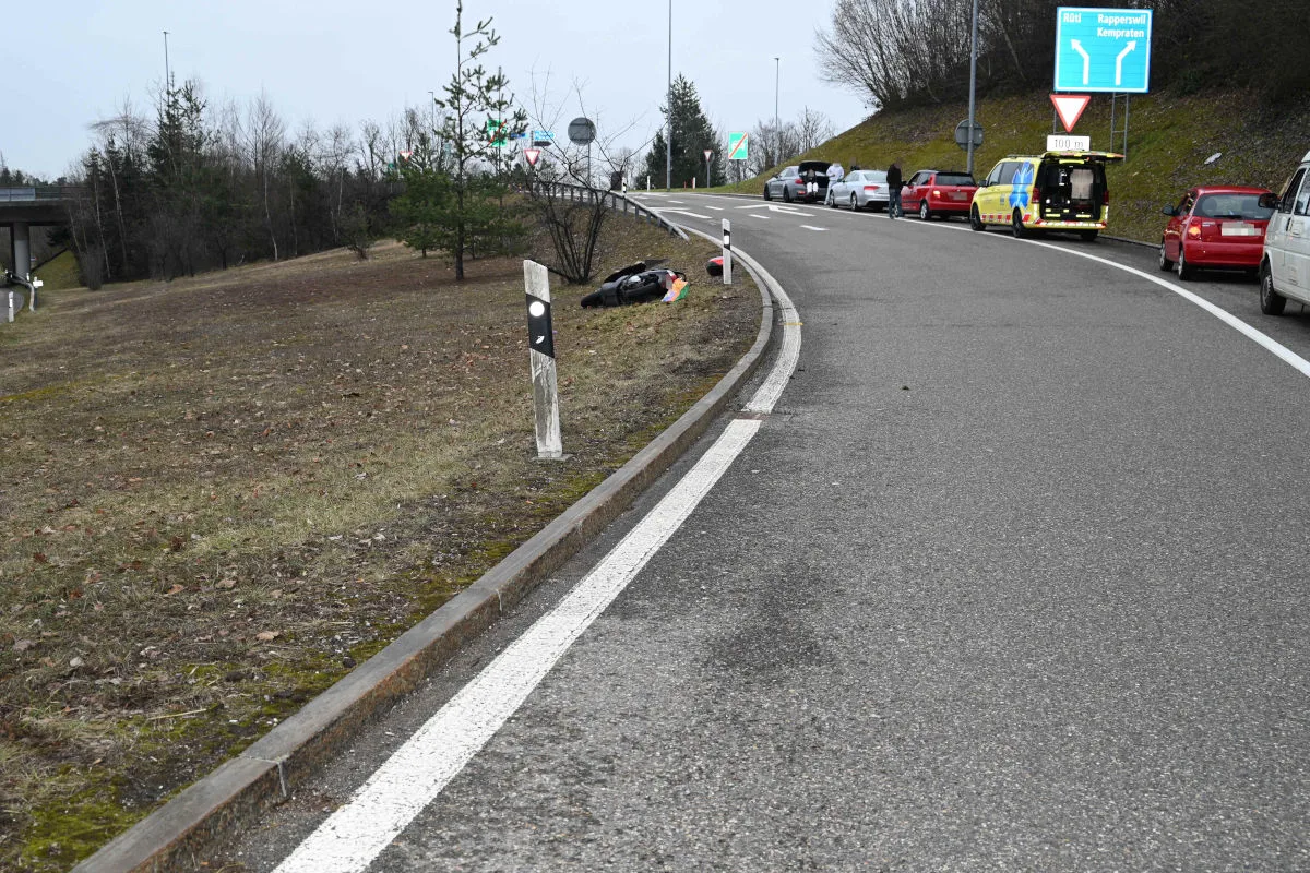 A15 Jona SG – Motorradfahrer bei Selbstunfall schwer verletzt
