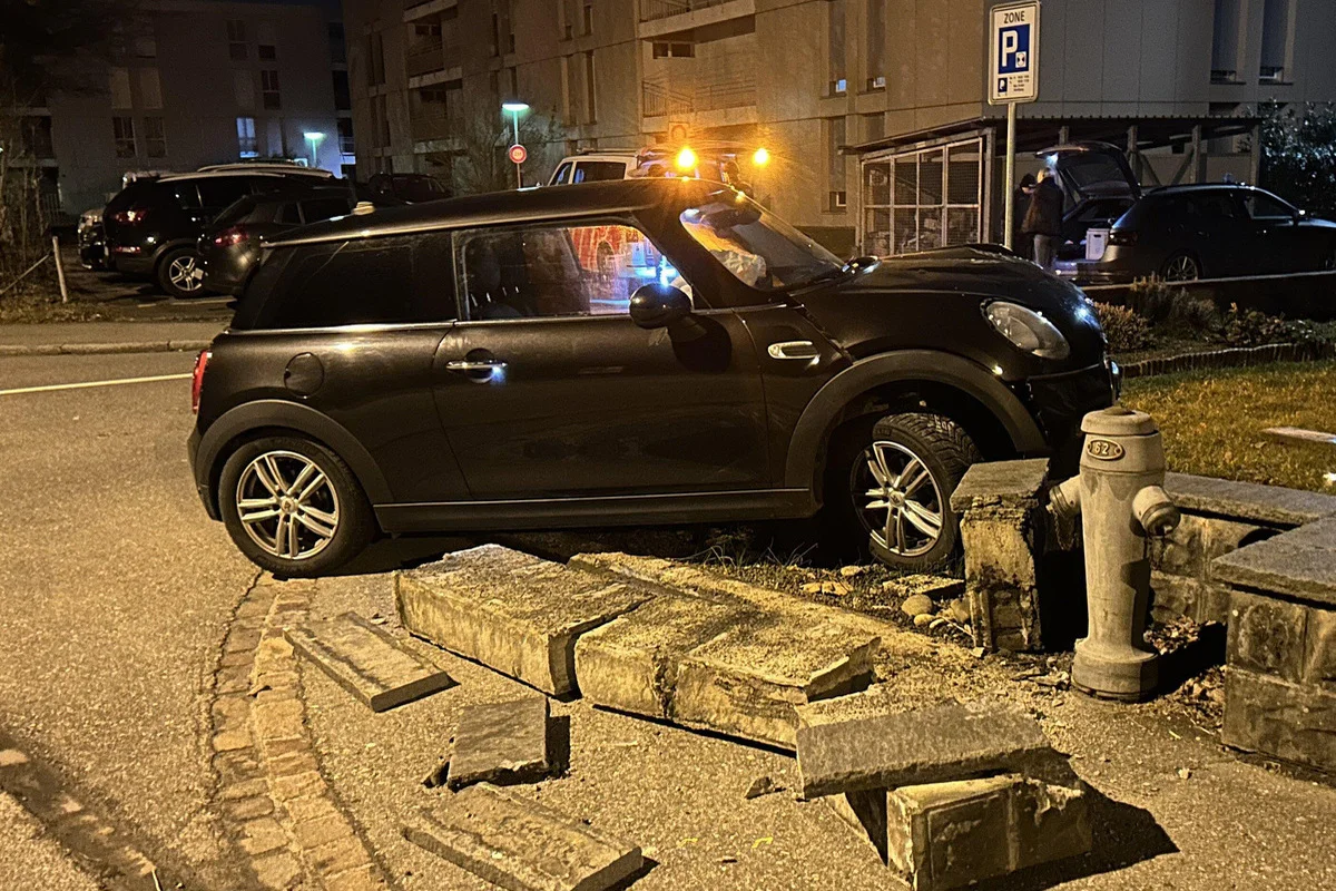 Buchs AG – Stark betrunken und eventuell unter Drogeneinfluss gegen eine Steinmauer geprallt