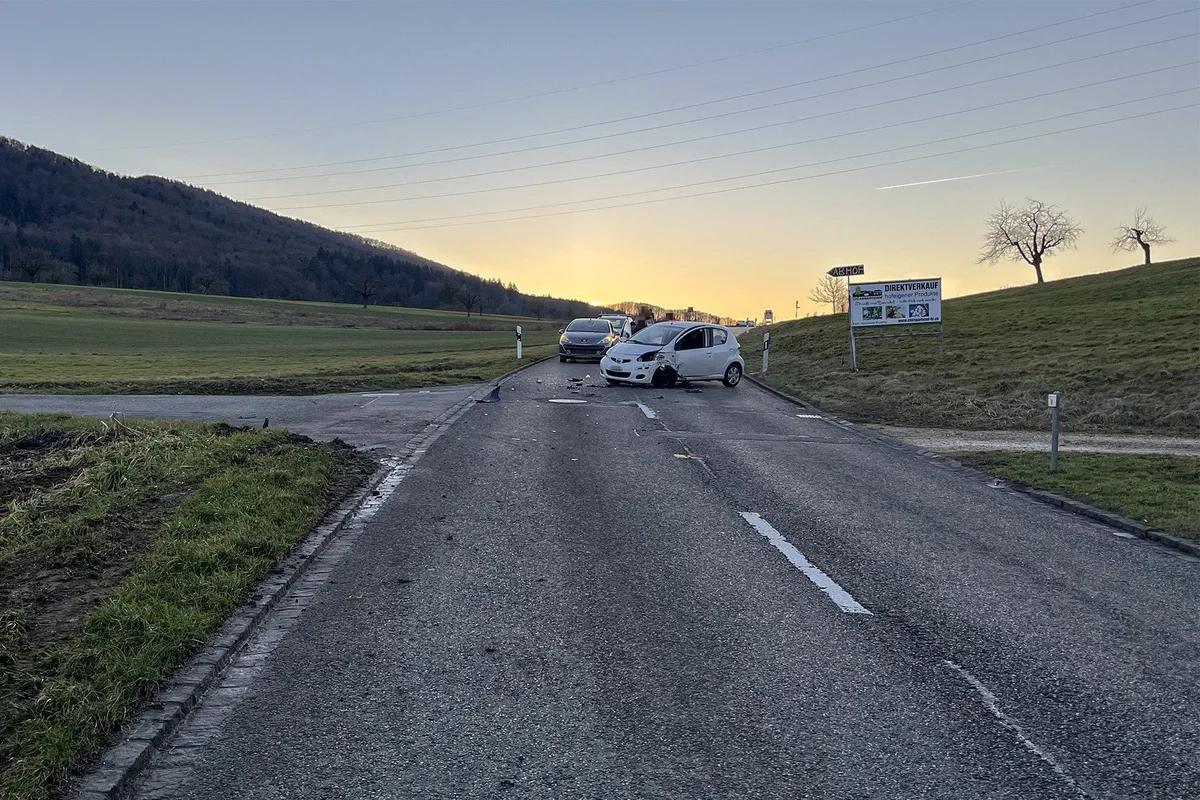 Ettingen BL – Frontaler Zusammenstoss zwischen zwei Autos 