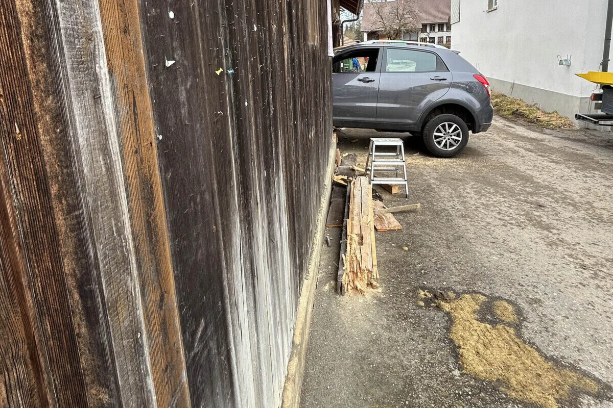 Reinach AG – Lenkerin (78) gibt versehentlich Gas und kracht gegen Scheune