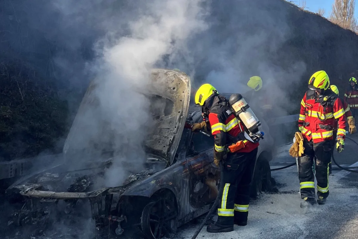 Montlingen  SG - Auto auf A13 komplett ausgebrannt