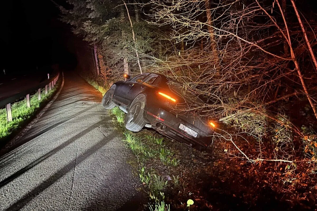 Windisch AG – Porsche bleibt bei Unfall im Wiesland stecken 