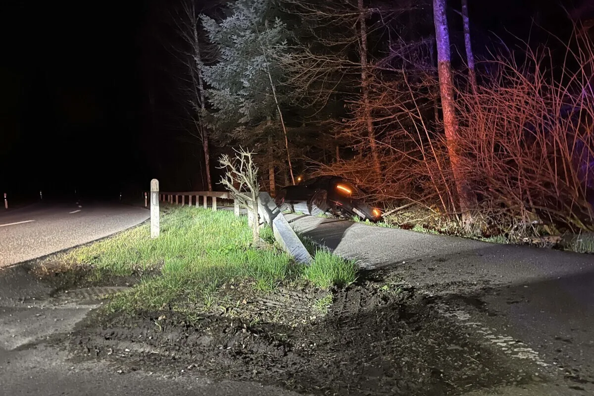 Windisch AG – Porsche bleibt bei Unfall im Wiesland stecken 