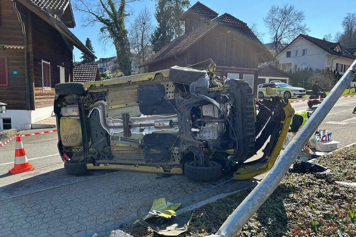Heftiger Unfall in Mühlau AG – Feuerwehr befreit Lenkerin aus Auto 