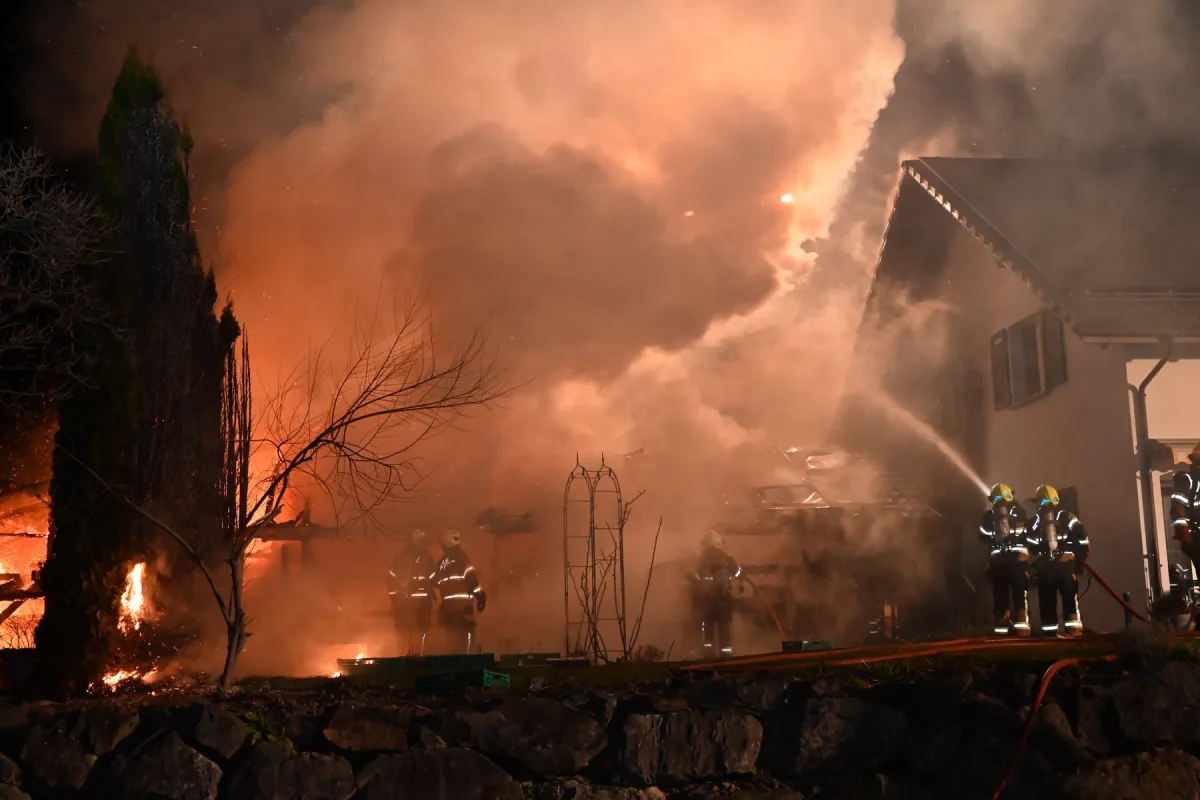 Brand in Niederhelfenschwil SG – Über 300 Hühner verendet