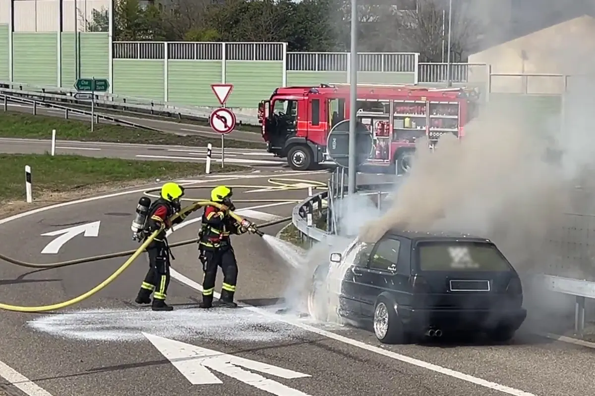 Lachen SZ – PW auf Autobahnausfahrt in Brand geraten