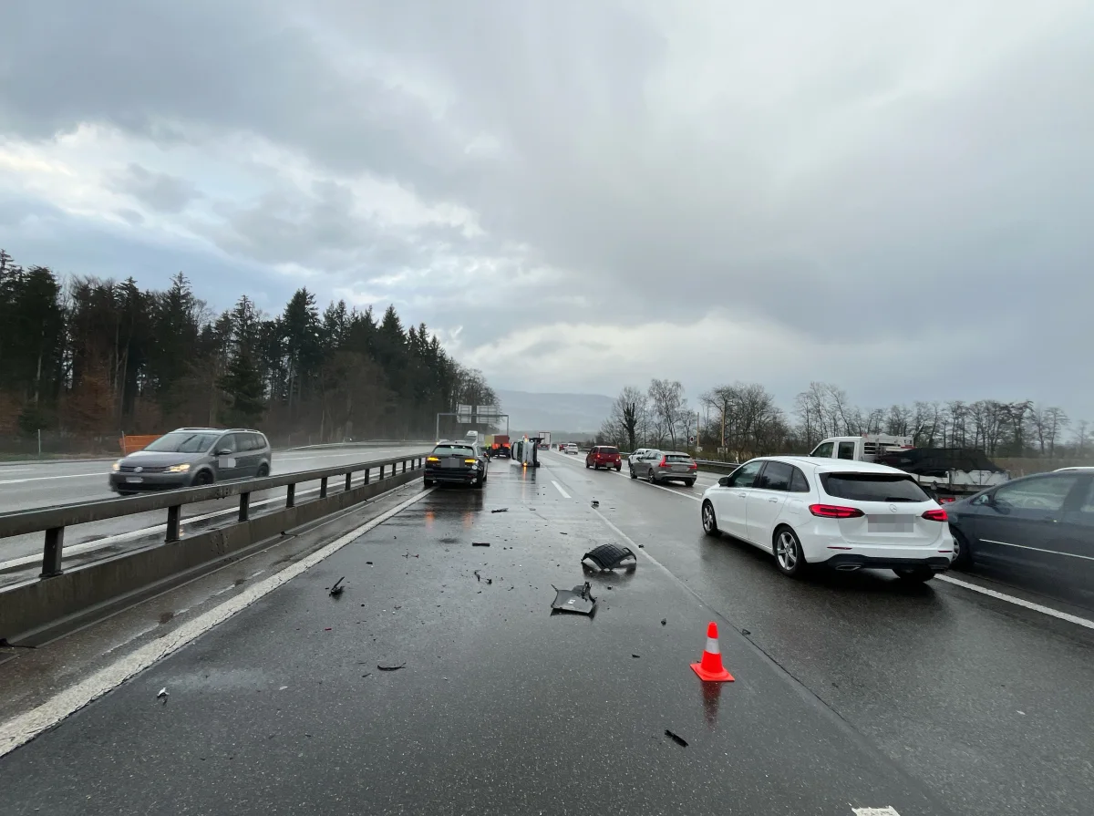 Deitingen SO – Unfall mit drei Autos auf der A1